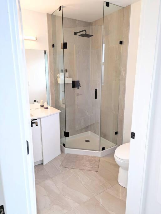 וונקובר Centrally Located, Modern, 2 Bedroom Home מראה חיצוני תמונה