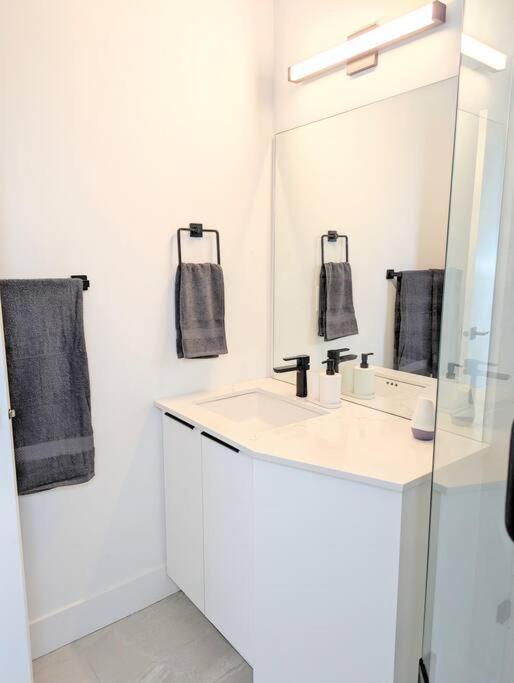 וונקובר Centrally Located, Modern, 2 Bedroom Home מראה חיצוני תמונה