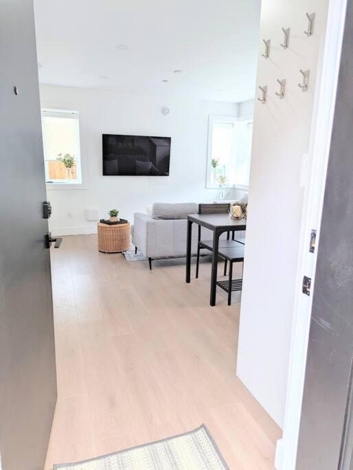 וונקובר Centrally Located, Modern, 2 Bedroom Home מראה חיצוני תמונה